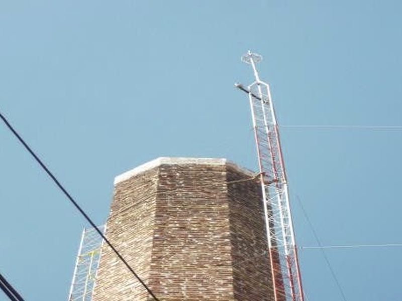 Chimenea industrial con estructura de pararrayos