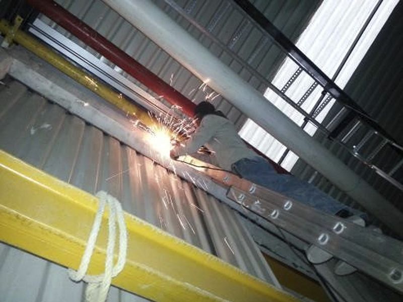 Soldador trabajando en tubería industrial