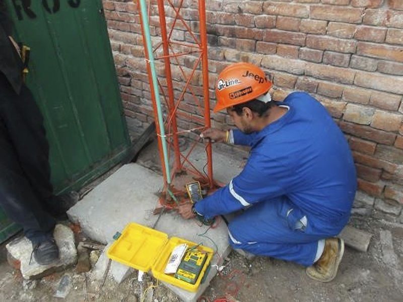 Técnico midiendo un sistema de tierras con su equipo